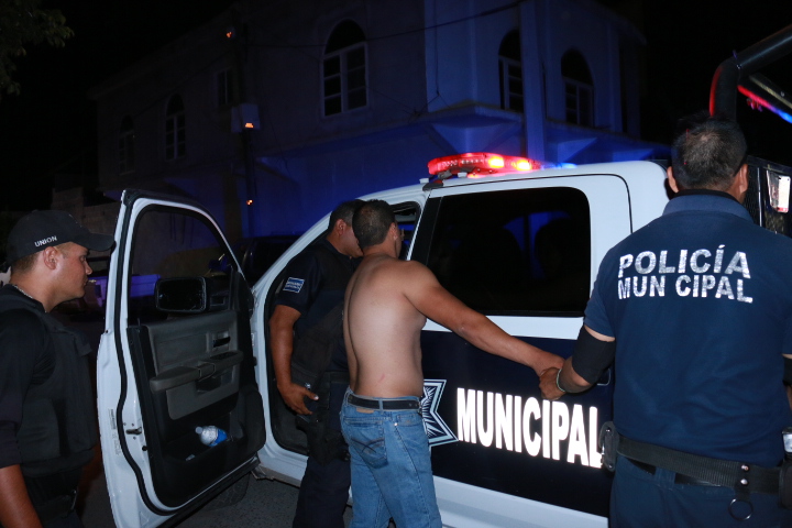 Hasta que llegó el sub director operativo de la corporación, el sujeto fue detenido.