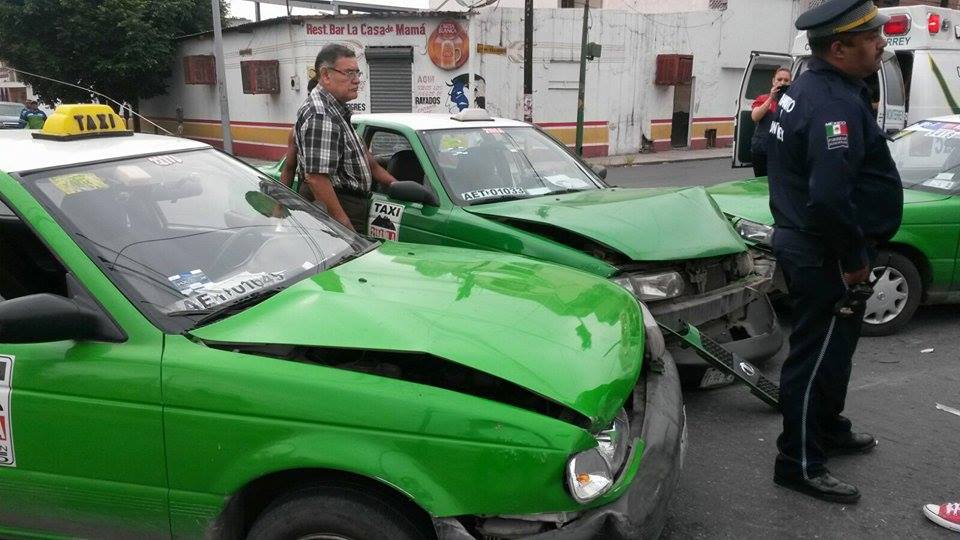 Choque entre taxis deja 3 pasajeros lesionados- Grupo Milenio