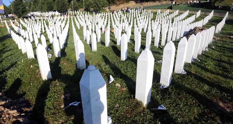 Tumbas de bosnios asesinados en la masacre de Srebrenica, en el centro Memorial Potocari, en el cementerio de Srebrenica