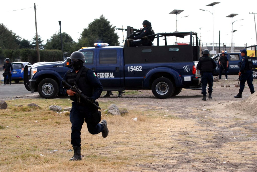 Autoridades federales montaron un operativo en los alrededores del penal del Altiplano en el Estado de México tras la fuga de 'El Chapo'.