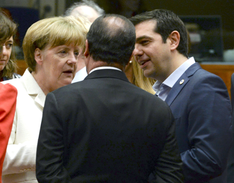 Greek Prime Minister Alexis Tsipras habla con la canciller de Alemania Angela Merkel.