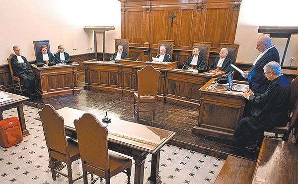 La audiencia comenzó con la lectura de los cinco delitos que se le imputan.