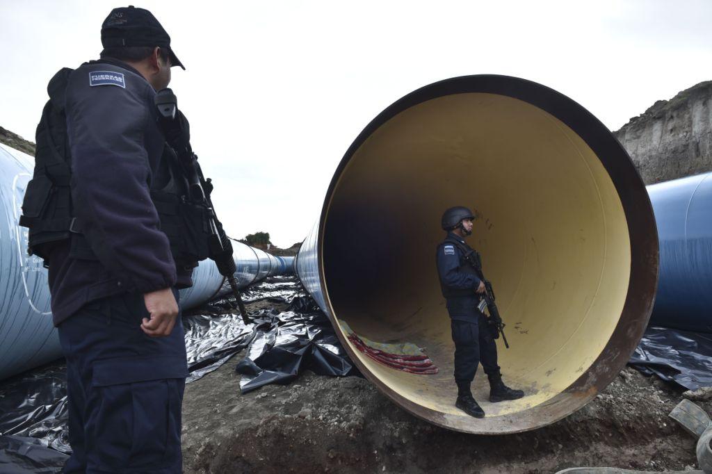 Oleoductos ubicados en una construcción cerca del penal del Altiplano, de donde huyó Joaquín Gómez Loera.