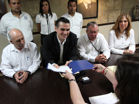 La planilla esta también integrada por el alcalde electo Mauricio Fernández Garza