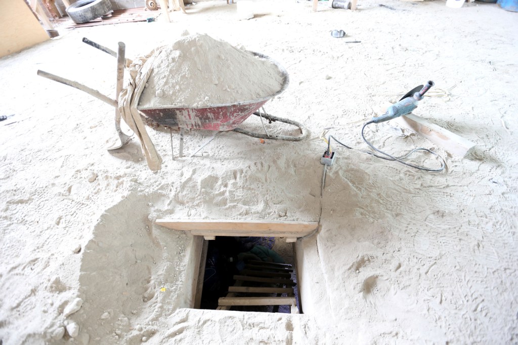 La salida del túnel que desembocó dentro de una casa y por donde escapó Guzmán Loera.