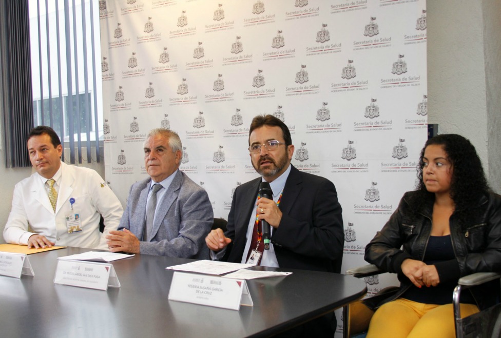 Directivos y una paciente beneficiada por una de las jornadas anteriores