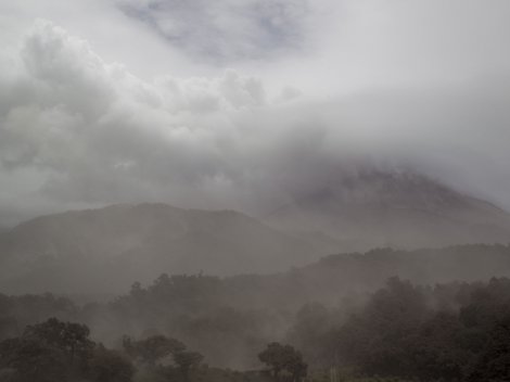A pesar de que disminuyó la actividad del volcán de Colima en las últimas horas, se mantienen registros de salida o derrames laterales, los cuales pro