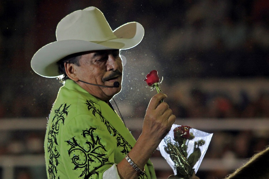 El cantante contaba con temas románticos como "25 rosas". 