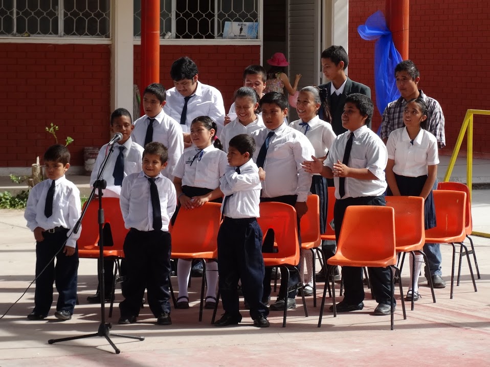 Un grupo de estudiantes de la institución entonó las canciones "Amigo Mío" y "Las Golondrinas".
