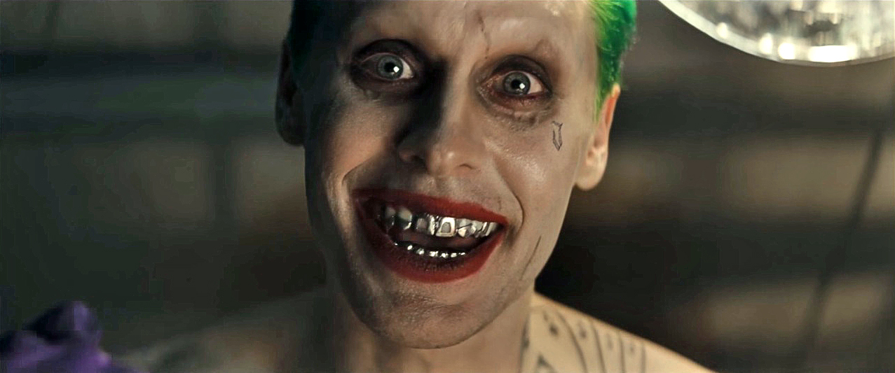Jared Leto hace su aparición como El Guasón al final del tráiler. 