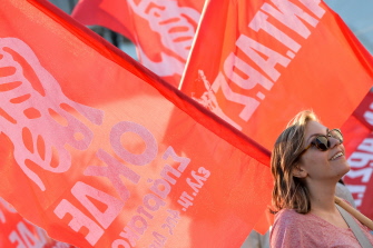 Una mujer sostiene una bandera ante el parlamento griego, en Atenas, en una manifestación izquierdista contra nuevas medidas de austeridad