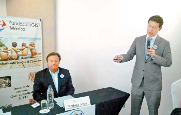 Rodrigo Salas, presidente de la Fundación GIST México, y David Huitzil, oncólogo del Instituto Nacional de Ciencias Médicas y Nutrición.