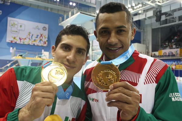 Rommel Pacheco y Jahir Ocampo con sus medallas de oro 