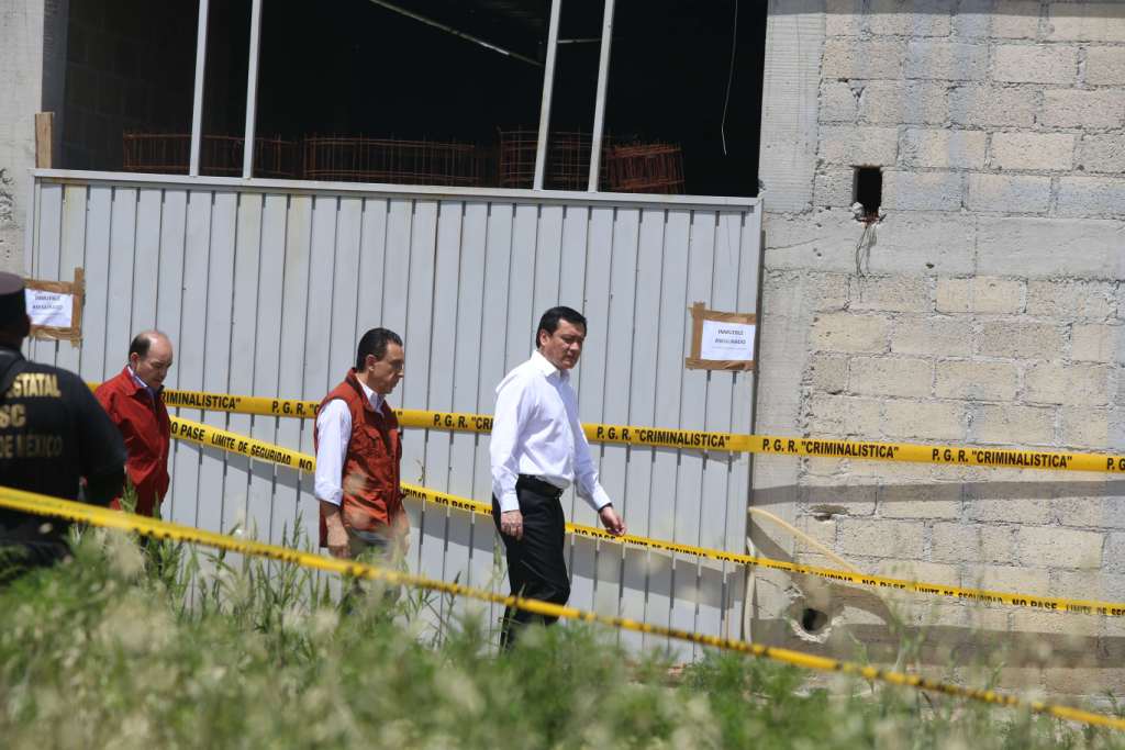 El secretario de Gobernación, Miguel Ángel Osorio Chong, recorrió el predio donde desembocó el túnel por el que escapó 'El Chapo'.