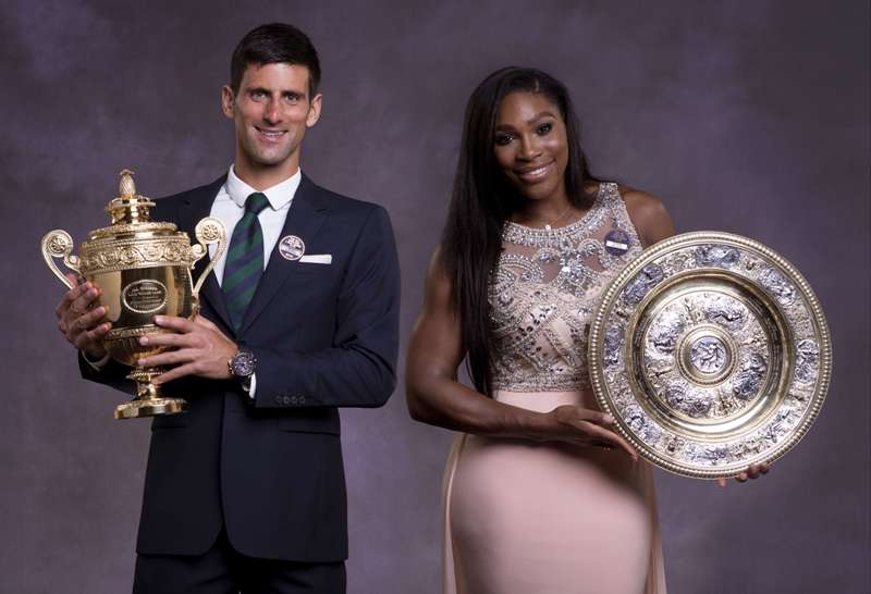 Serena y Novak con sus trofeos 