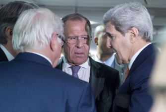 El canciller ruso, Serguei Lavrov (c), su par alemán, Frank-Walter Steinmeier (i), y el secretario de Estado de EU, John Kerry (d), hoy en Viena