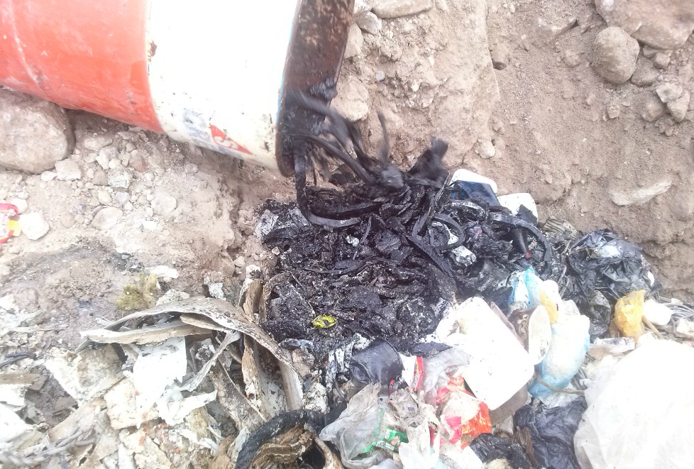 Denuncian basura enterrada en Aguaprieta