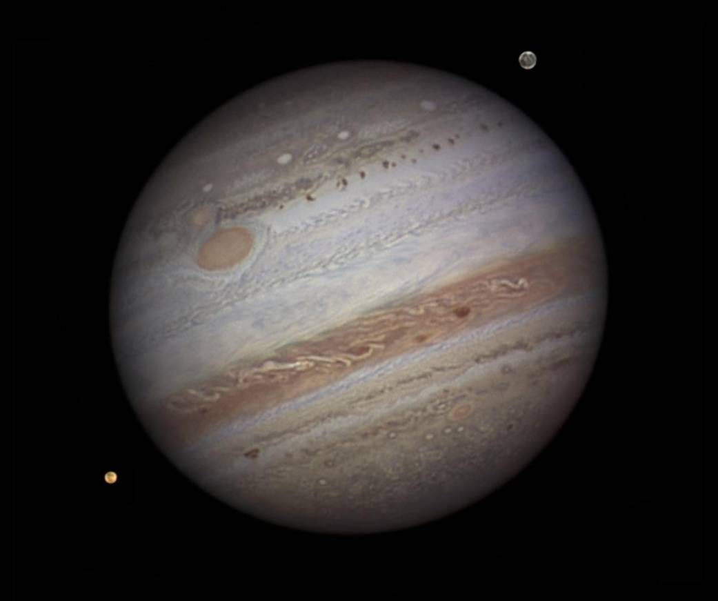 Una imagen de Júpiter, el planeta más grande del Sistema Solar, y sus lunas. 