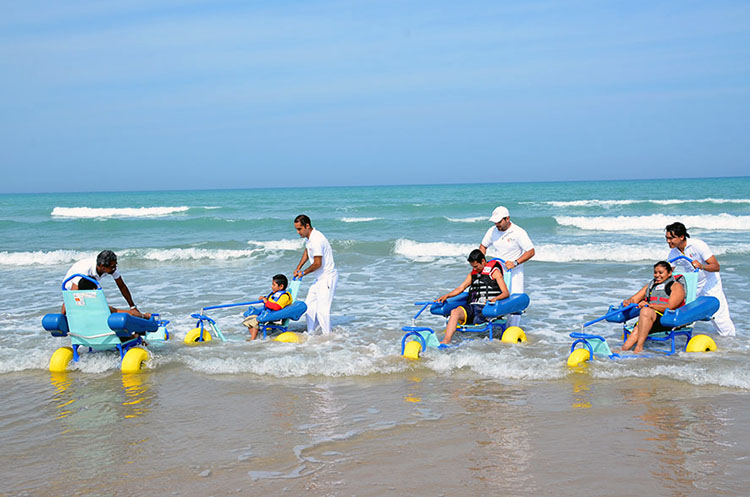 La gente con algún tipo de discapacidad puede accesar al mar.