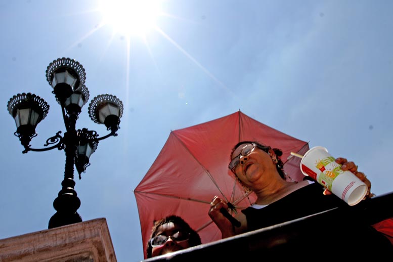 Recomiendan mantenerse hidratado para evitar choque de calor.