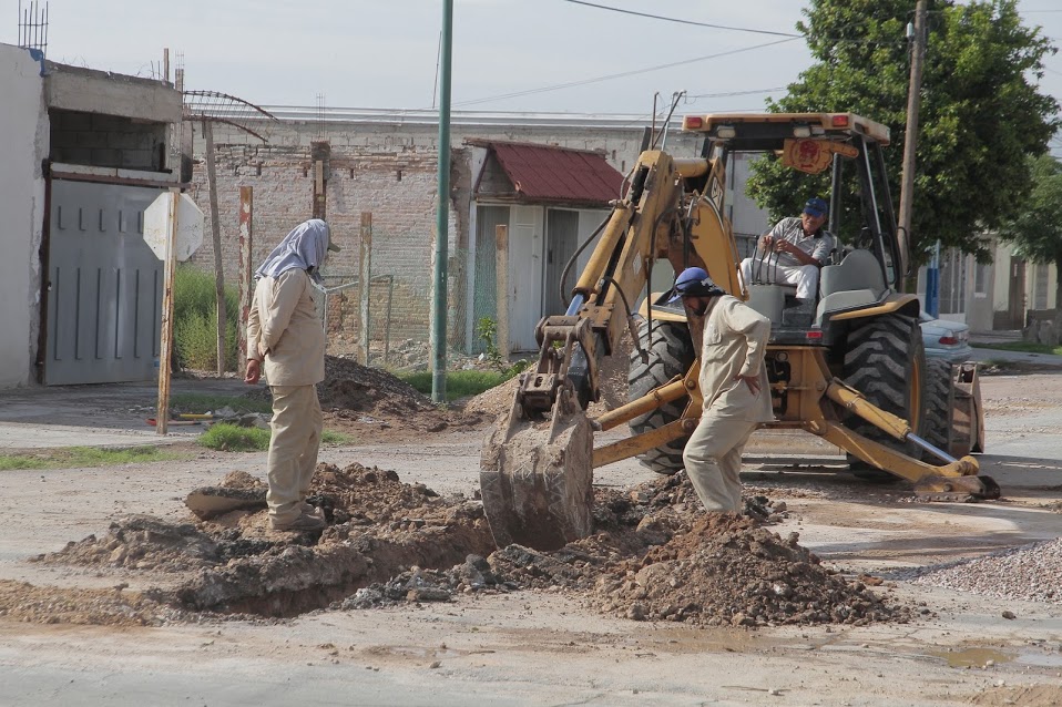En diferentes colonias de Torreón se llevan a cabo trabajos de drenaje pluvial.