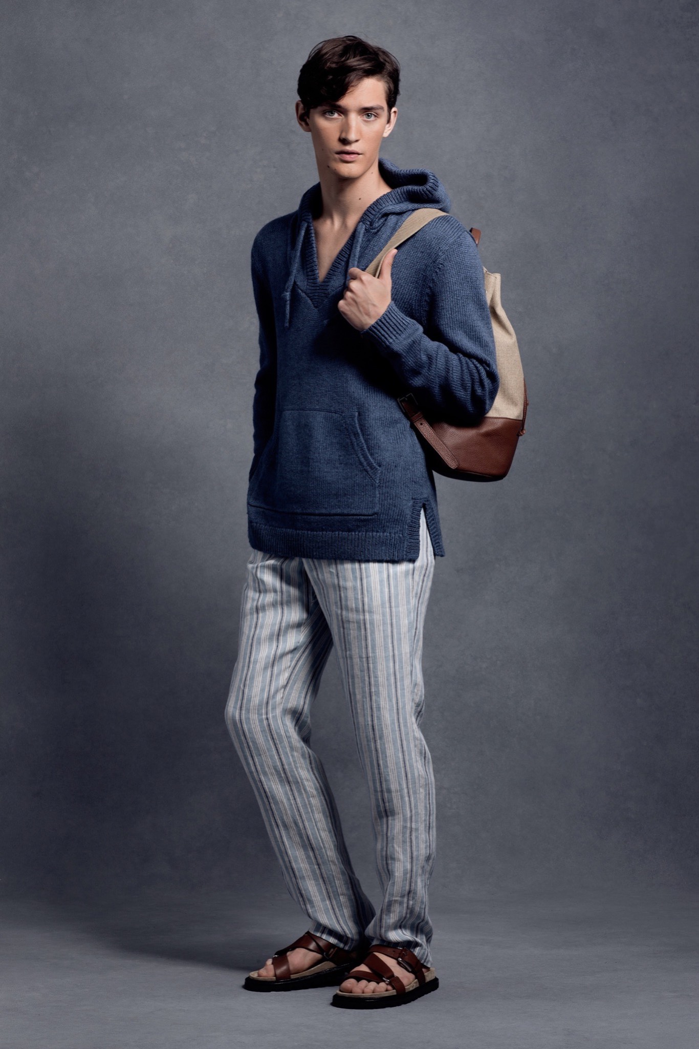 Combina una hoodie de punto con unos pantalos de lino y estás listo para un domingo casual.