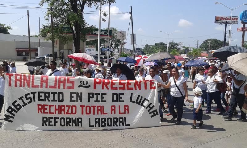 Los docentes de la Husteca Potosina salieron a las calles con pancartas contra la reforma educativa.
