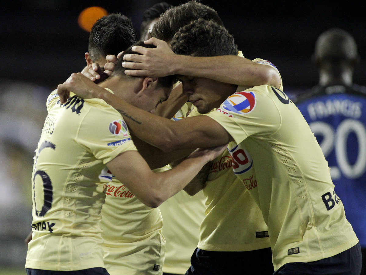 Jugadores celebran el gol del triunfo 