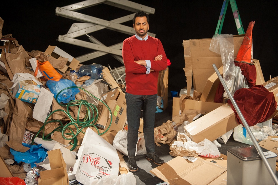 Kal Penn conduce el programa.