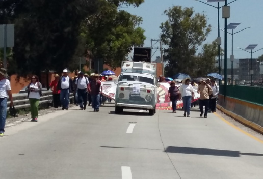 Los maestros ocupan dos de los cuatro carriles de la Autopista del Sol