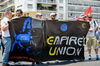 Manifestantes contra el acuerdo con los acreedores sostienen una pancarta contra la "Unión Imperial" esta mañana en el centro de Atenas