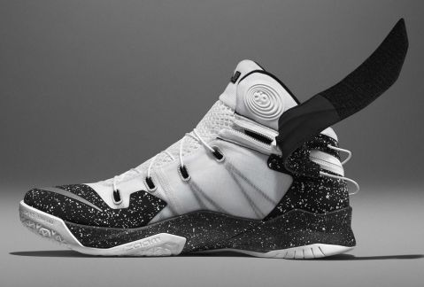 El modelo de los tenis permite ajustarse con sólo un cierre en la parte posterior. 