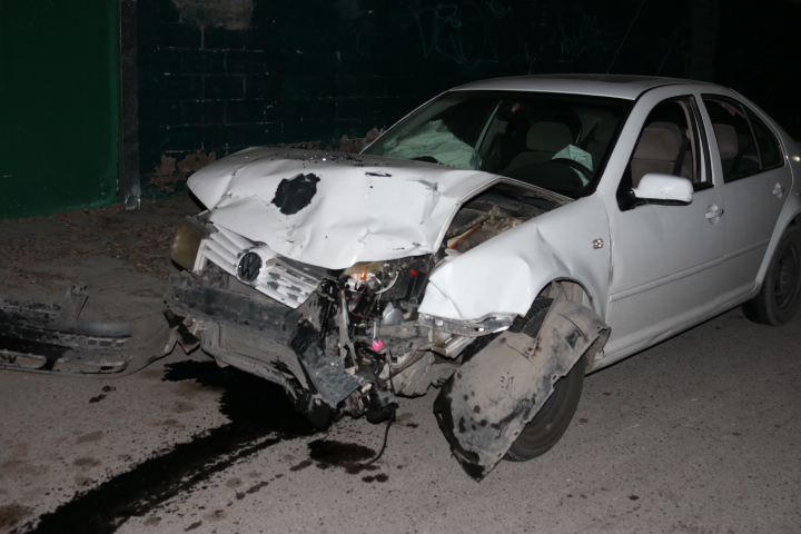 Una mujer que viajaba en el auto afectado resultó lesionada.