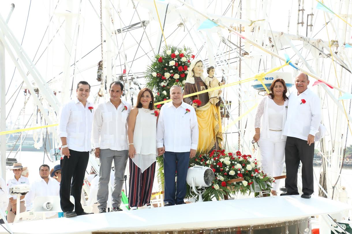 Autoridades entregaron ofrenda floral a la Virgen del Carmen.