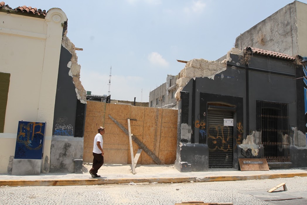 La construcción del mercado se contempla la demolición de un par de casas. 