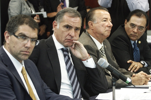 El gobernador durante su comparecencia en la Comisión Permanente. 