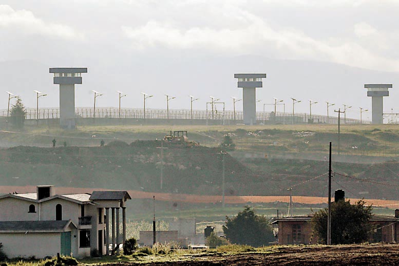 Los empleados del penal del Altiplano permanecen en las instalaciones de la Seido.