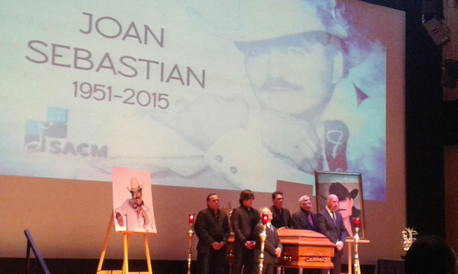 Sus hijos José Manuel Figueroa y Julián, sus hermano Federico y los compositores Armando Manzanero, Martín Urieta y Roberto Cantoral Zuchi. 