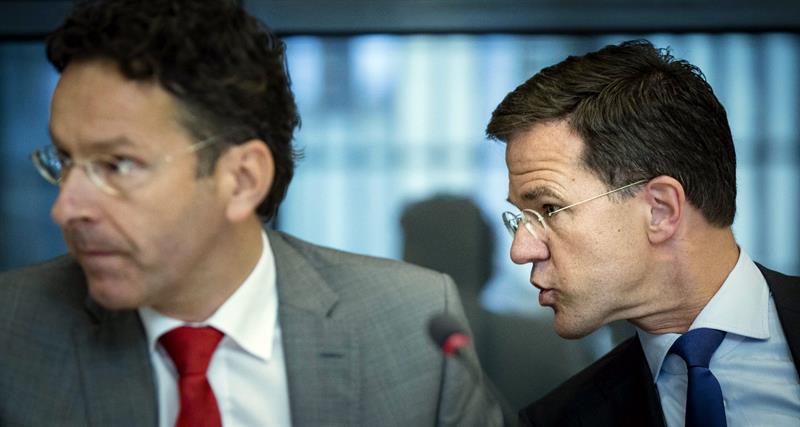 Jeroen Dijsselbloem (i), y el primer ministro holandés, Mark Rutte, durante una reunión sobre Grecia en el Senado en La Haya, Holanda