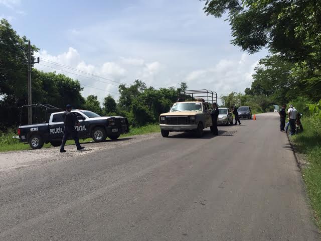 La Policía Estatal revisa los vehículos.