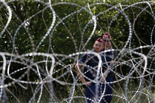 Soldados húngaros construirán una valla de material preparado por reos en la frontera con Serbia.