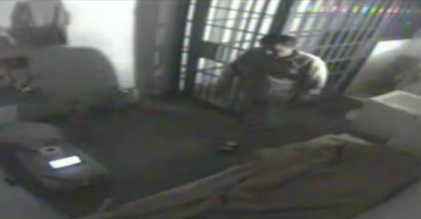 En uno de los videos se ve a Guzmán Loera ir a los dos puntos ciegos de la regadera y de la letrina a ras de piso, hacia su cama, acomodase el pantaló