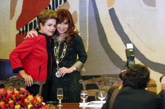 Dilma Rousseff y Cristina Kirchner, con la Orden de la Cruz del Sur, posan durante la comida en el palacio de Itamaraty, en Brasilia