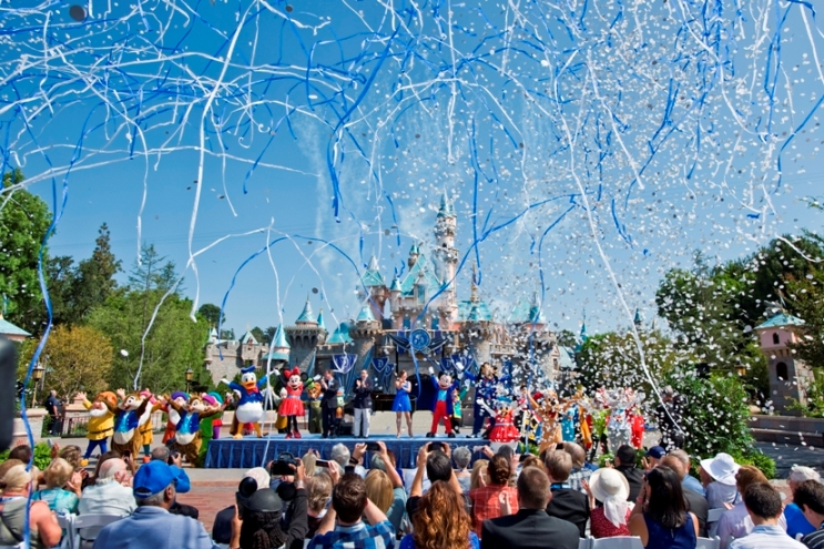 Disneyland celebró con sus personajes icónicos sus 60 años de existencia. 