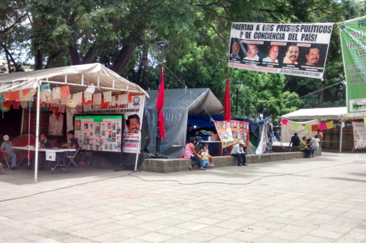 El Zócalo fue despejao a su alrededor, en el kiosco quedaron los maestros.