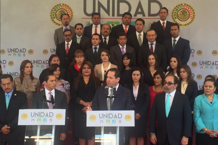 El gobernador del Estado de México publicó una foto en Twitter en la que aparece con miembros de la LIX Legislatura. 