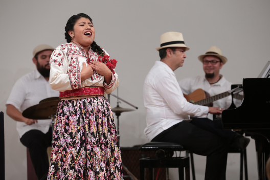 El homenaje al artista inició con la interpretación de la canción 'El Feo', por parte de la soprano María Reyna, quien estuvo acompañada del pianista 