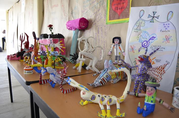 Los internos desarrollan su creatividad con la realización de artesanías.
