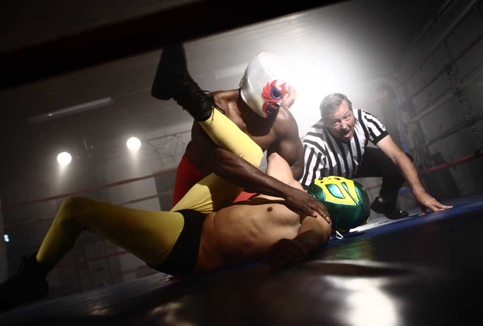 A la lucha libre le ha resultado difícil ganar adeptos fuera de México, pues compite contra la WWE y sus telenovelescas historias