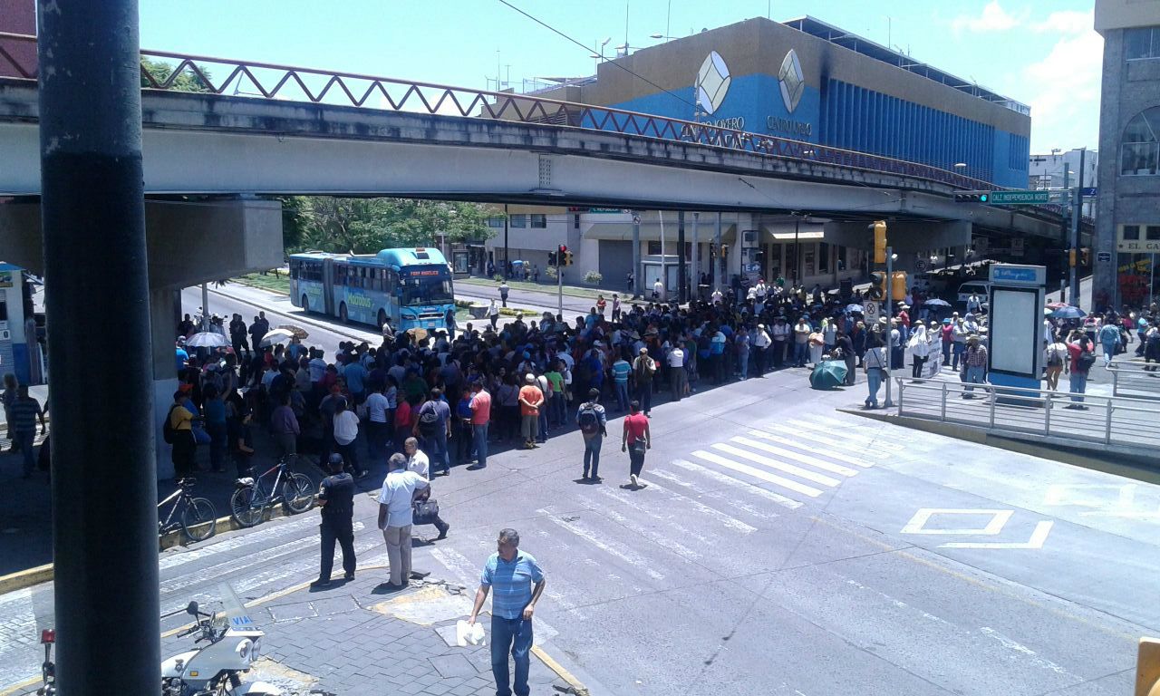 Maestros de bases magisteriales de Jalisco cerraron la circulación en calzada Independencia al cruce con Hidalgo 